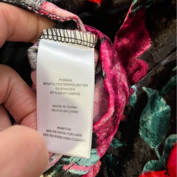 Madden NYC Womens Velvet Floral Print Crop Top Long Sleeves Size M NWT - Picture 8 of 12